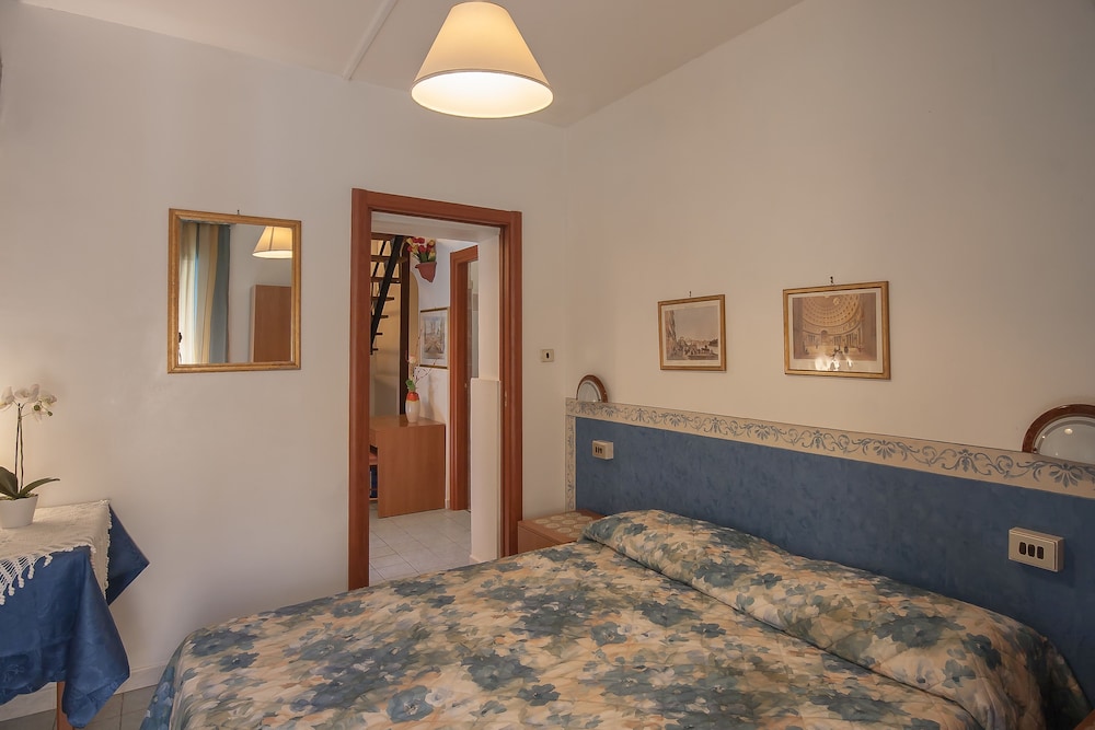 Tirreno Hotel — Hotel rooms in Rome, Lazio