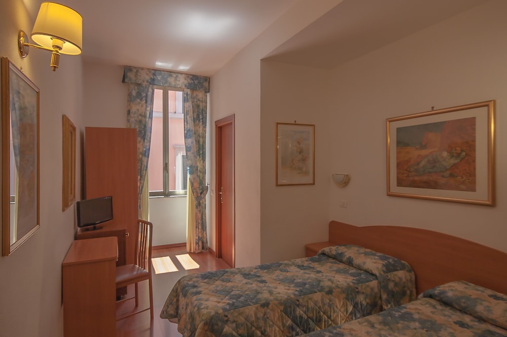 Tirreno Hotel — Hotel rooms in Rome, Lazio