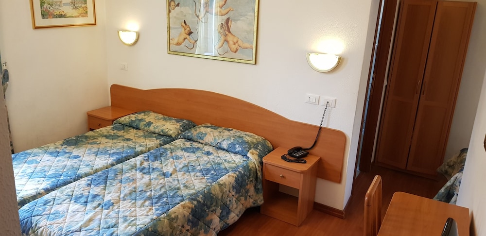Tirreno Hotel — Hotel rooms in Rome, Lazio