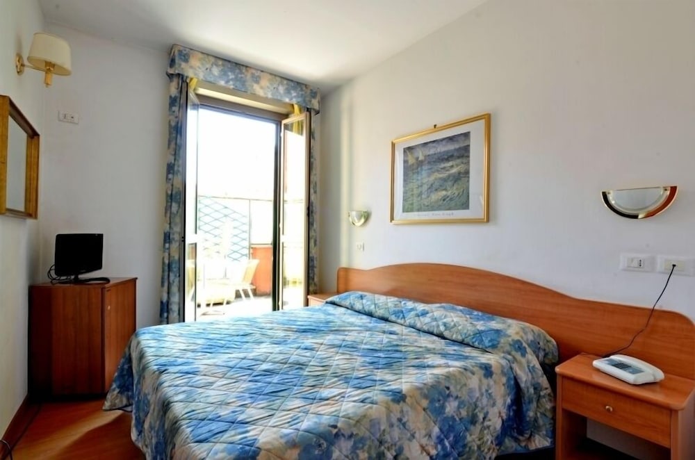 Tirreno Hotel — Hotel rooms in Rome, Lazio