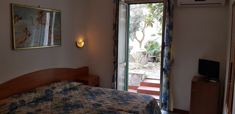 Tirreno Hotel — Hotel rooms in Rome, Lazio