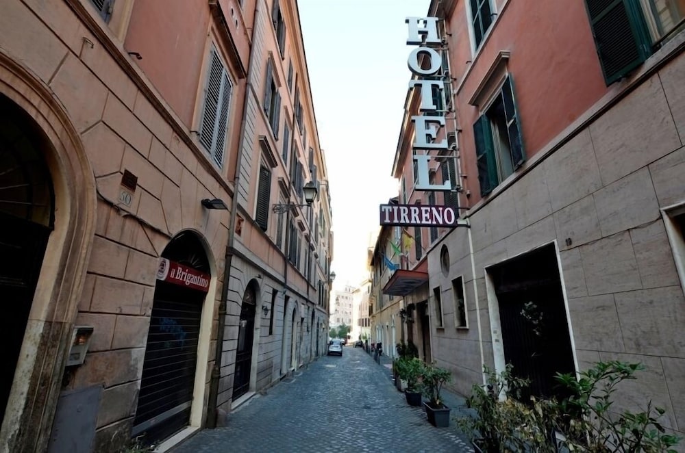 Tirreno Hotel — Hotel building in Rome, Lazio