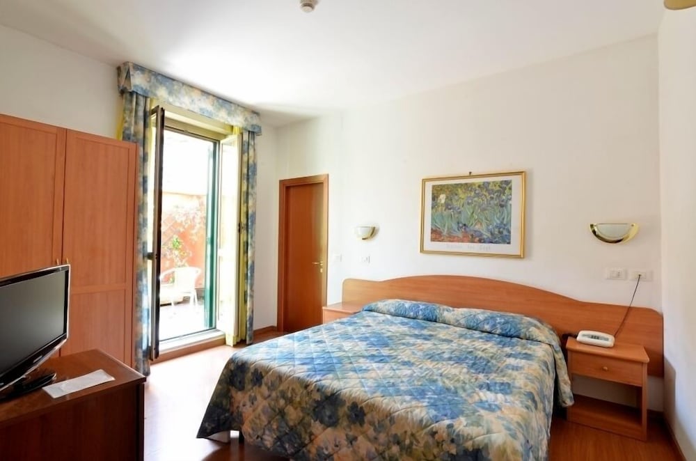 Tirreno Hotel — Hotel rooms in Rome, Lazio