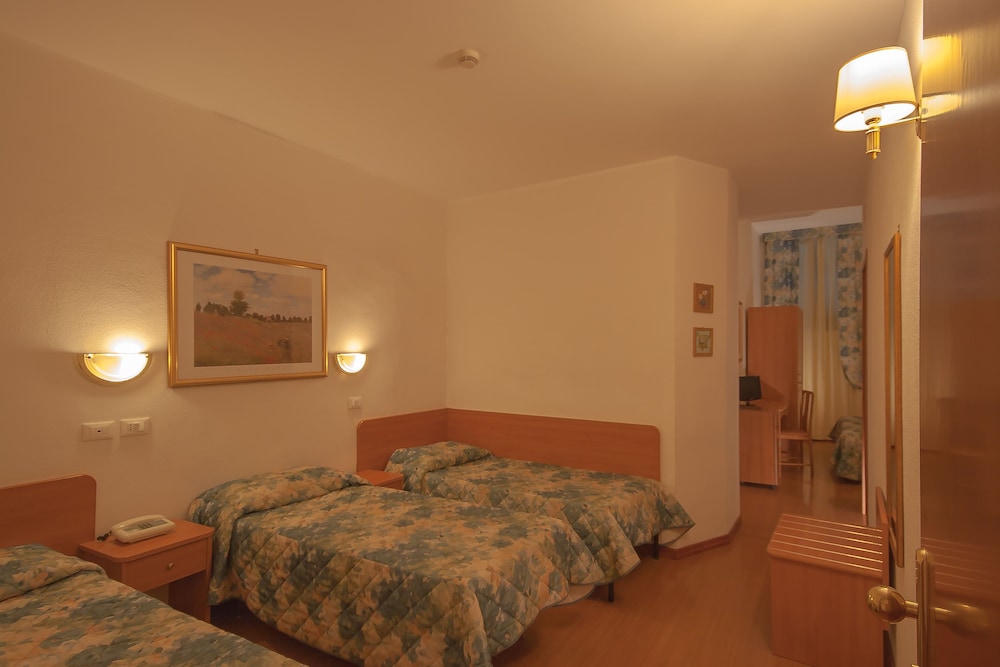 Tirreno Hotel — Hotel rooms in Rome, Lazio