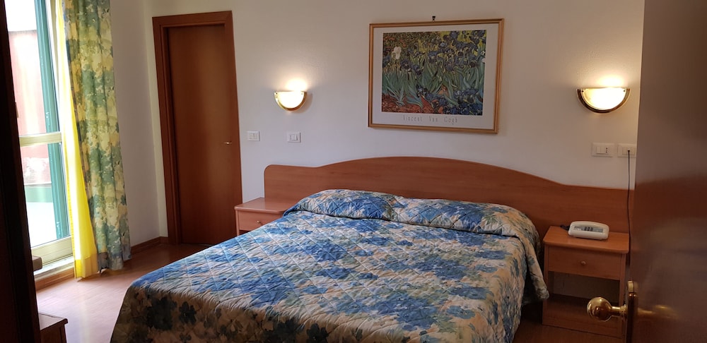 Tirreno Hotel — Hotel rooms in Rome, Lazio