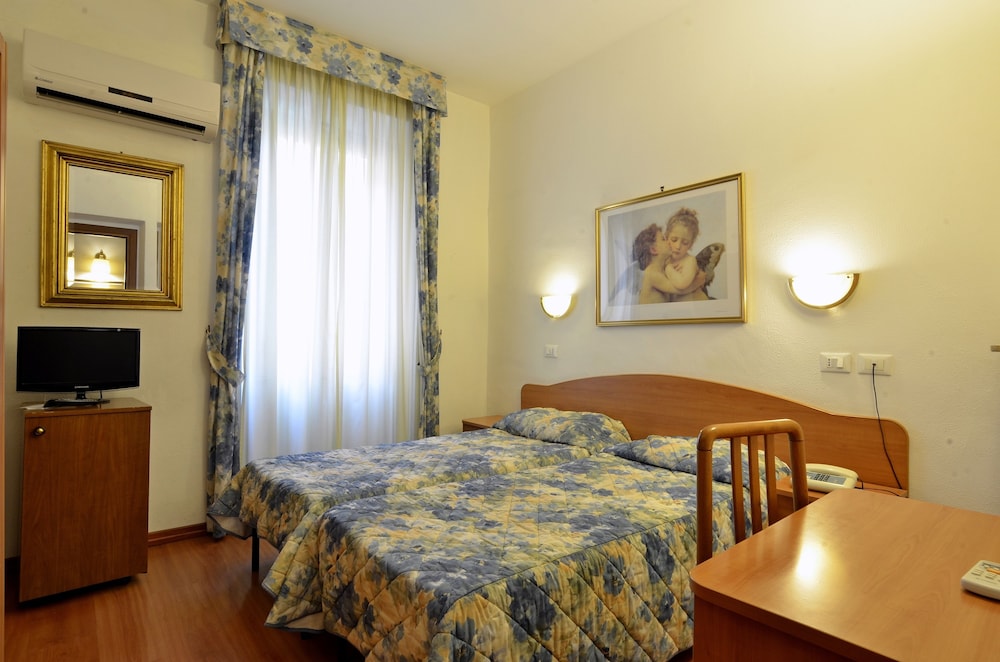Tirreno Hotel — Hotel rooms in Rome, Lazio