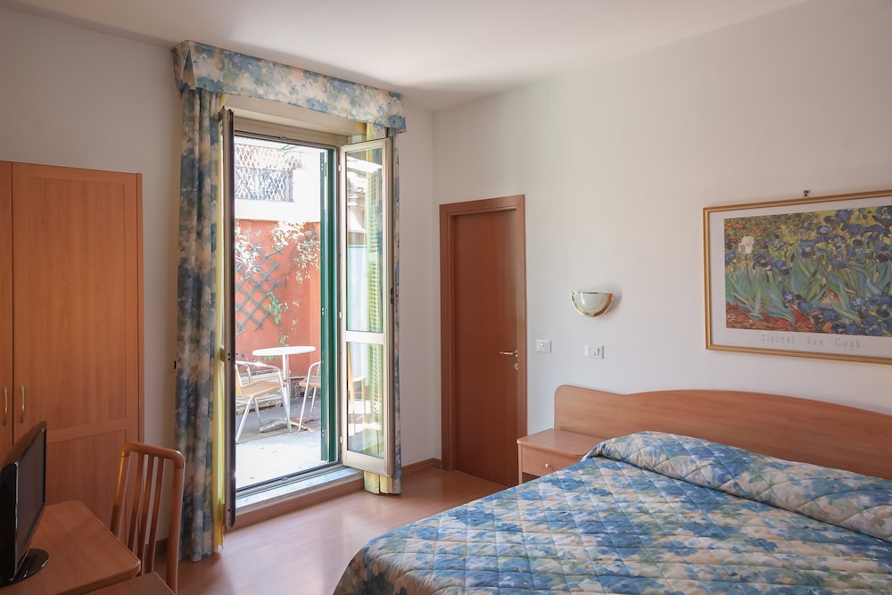 Tirreno Hotel — Hotel rooms in Rome, Lazio