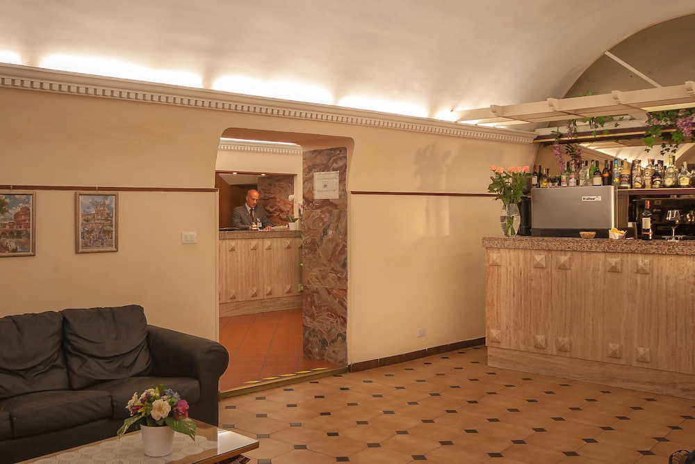 Tirreno Hotel — Hotel building in Rome, Lazio