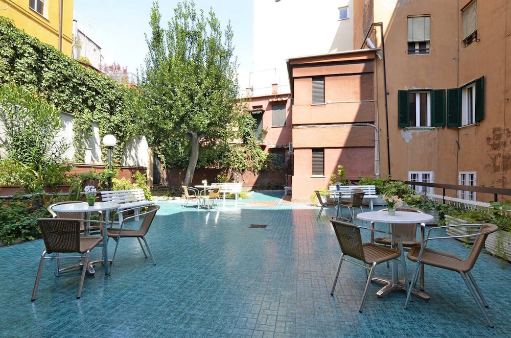 Tirreno Hotel — Hotel building in Rome, Lazio
