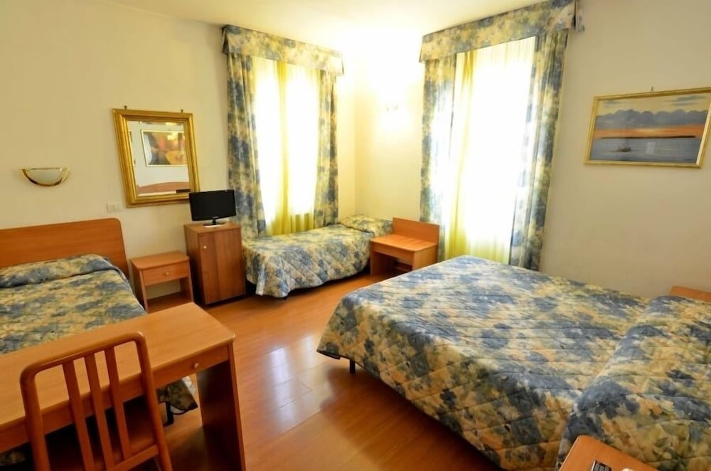 Tirreno Hotel — Hotel rooms in Rome, Lazio