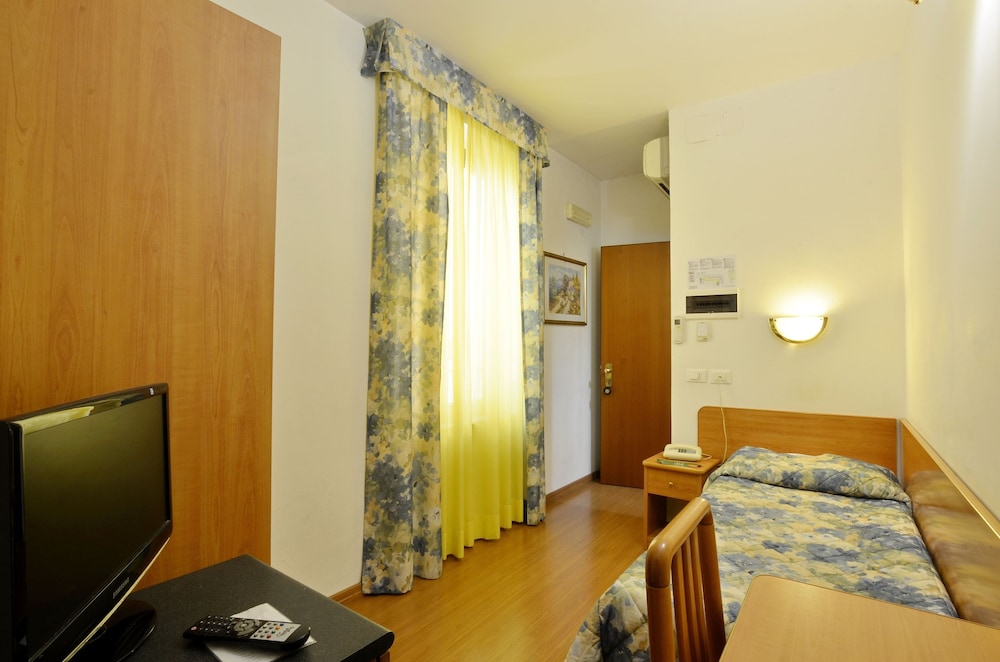 Tirreno Hotel — Hotel rooms in Rome, Lazio