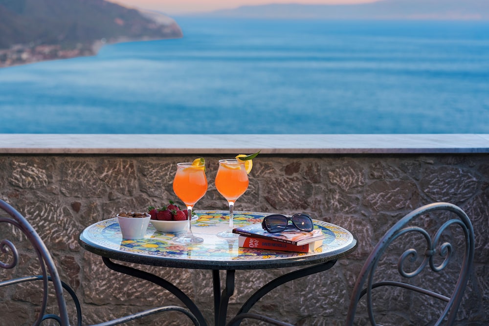 Hotel La Pensione Svizzera — Hotel rooms in Taormina, Sicily