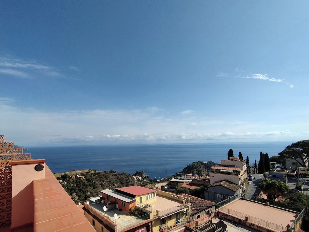 Hotel La Pensione Svizzera — Hotel rooms in Taormina, Sicily