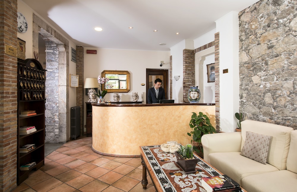 Hotel La Pensione Svizzera — Hotel building in Taormina, Sicily