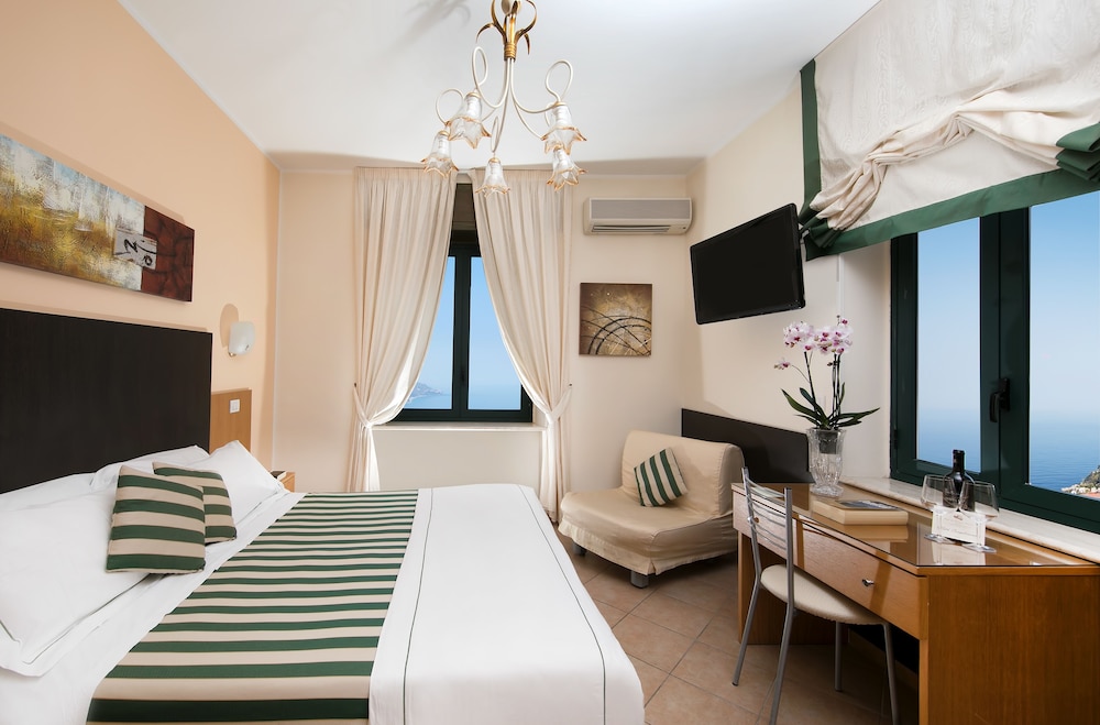 Hotel La Pensione Svizzera — Hotel rooms in Taormina, Sicily