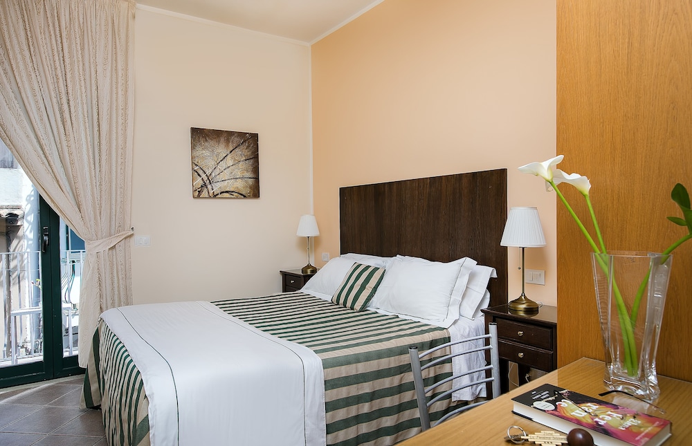 Hotel La Pensione Svizzera — Hotel rooms in Taormina, Sicily