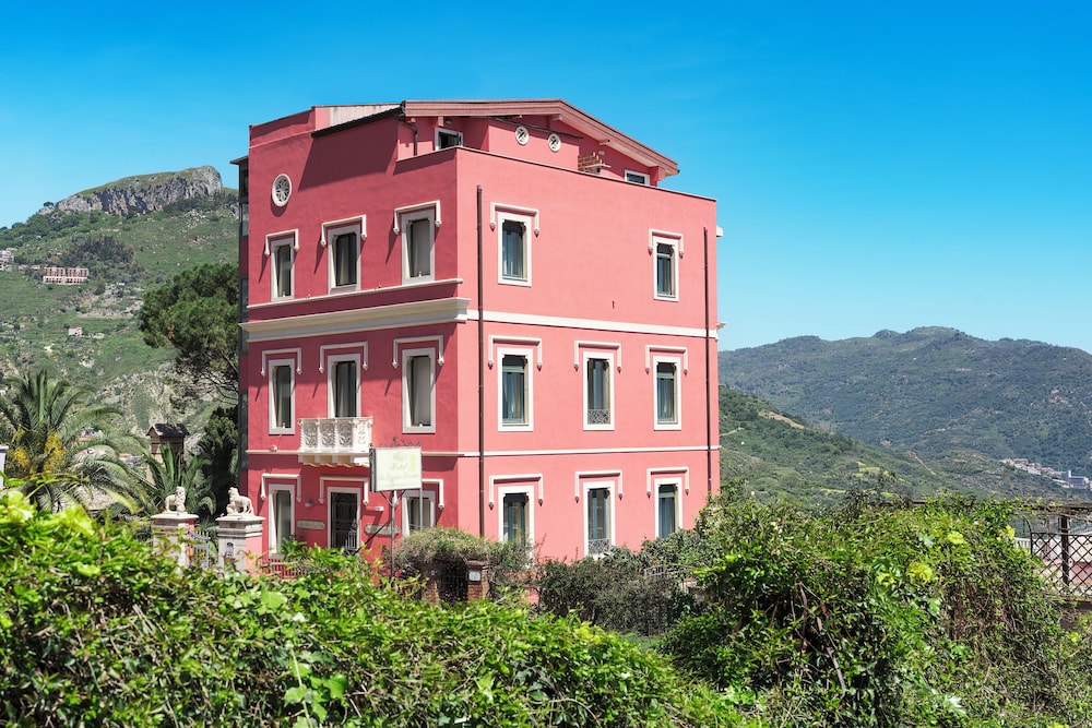 Hotel La Pensione Svizzera — Hotel building in Taormina, Sicily