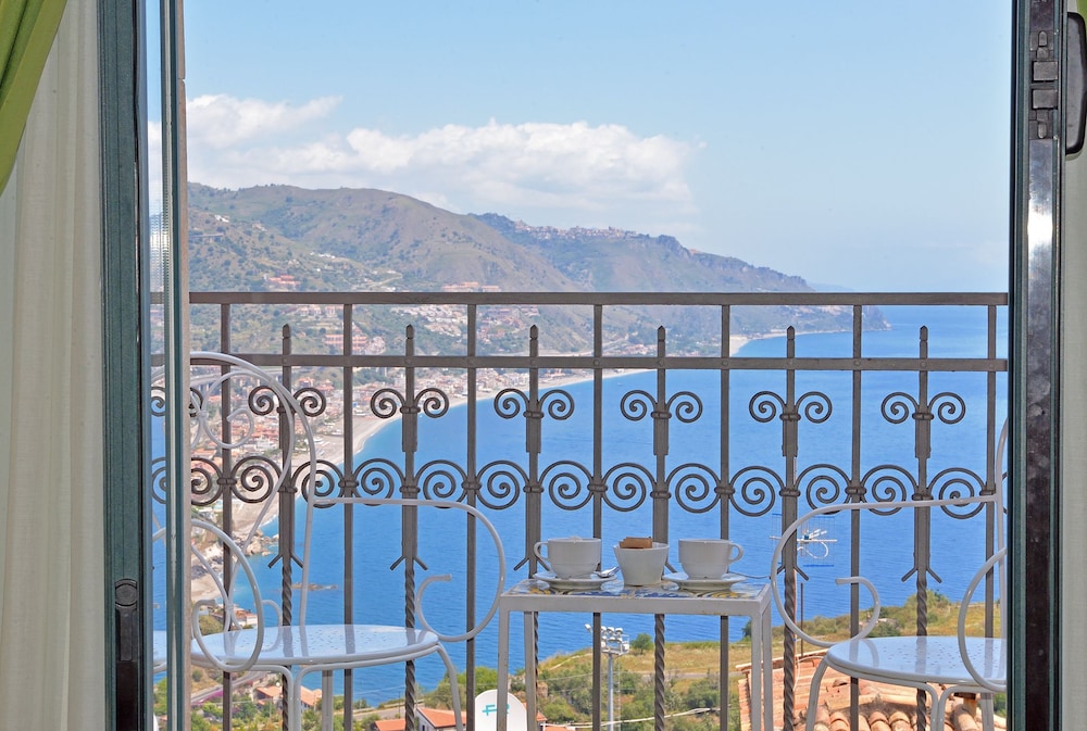 Hotel La Pensione Svizzera — Hotel rooms in Taormina, Sicily