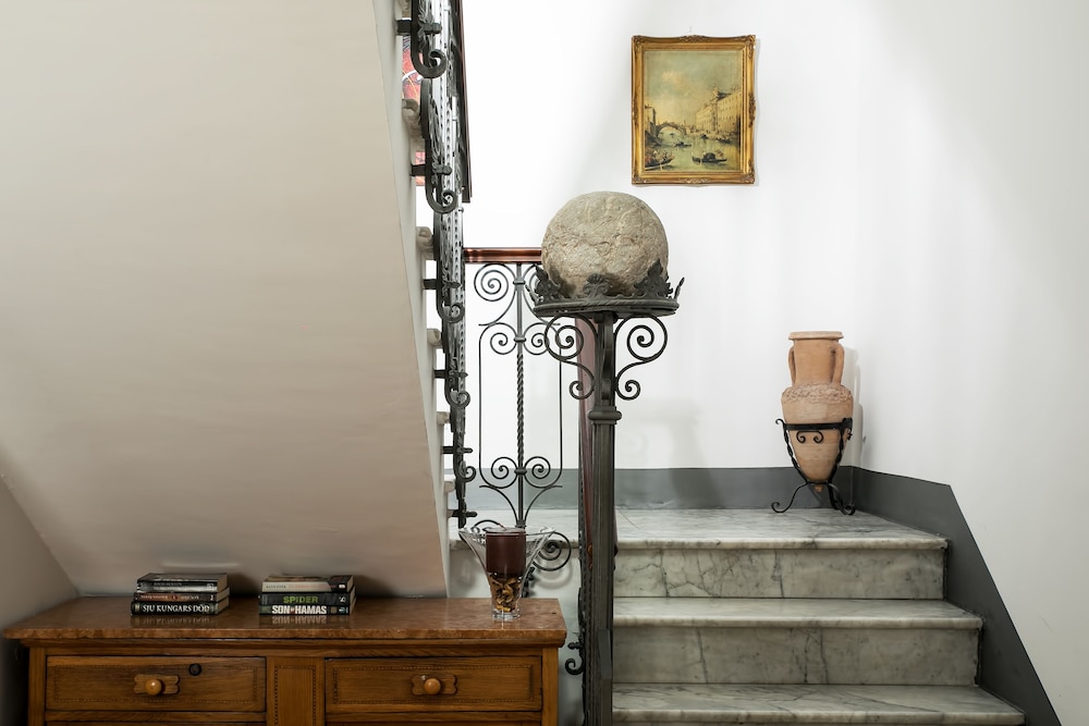Hotel La Pensione Svizzera — Hotel building in Taormina, Sicily