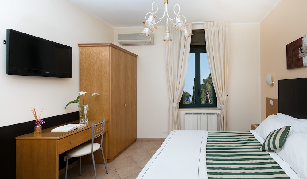 Hotel La Pensione Svizzera — Hotel rooms in Taormina, Sicily