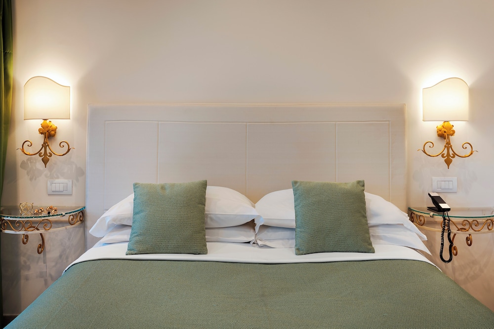 Hotel La Pensione Svizzera — Hotel rooms in Taormina, Sicily
