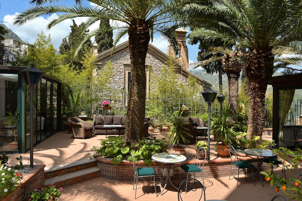 Hotel La Pensione Svizzera — Hotel building in Taormina, Sicily