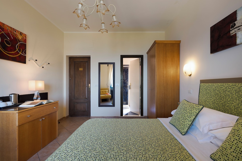 Hotel La Pensione Svizzera — Hotel rooms in Taormina, Sicily