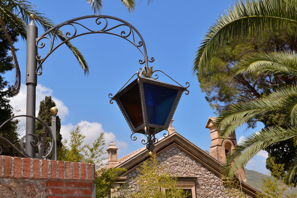 Hotel La Pensione Svizzera — Hotel building in Taormina, Sicily