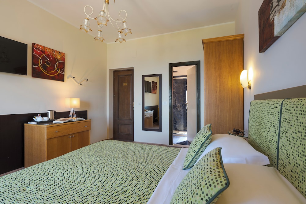 Hotel La Pensione Svizzera — Hotel rooms in Taormina, Sicily