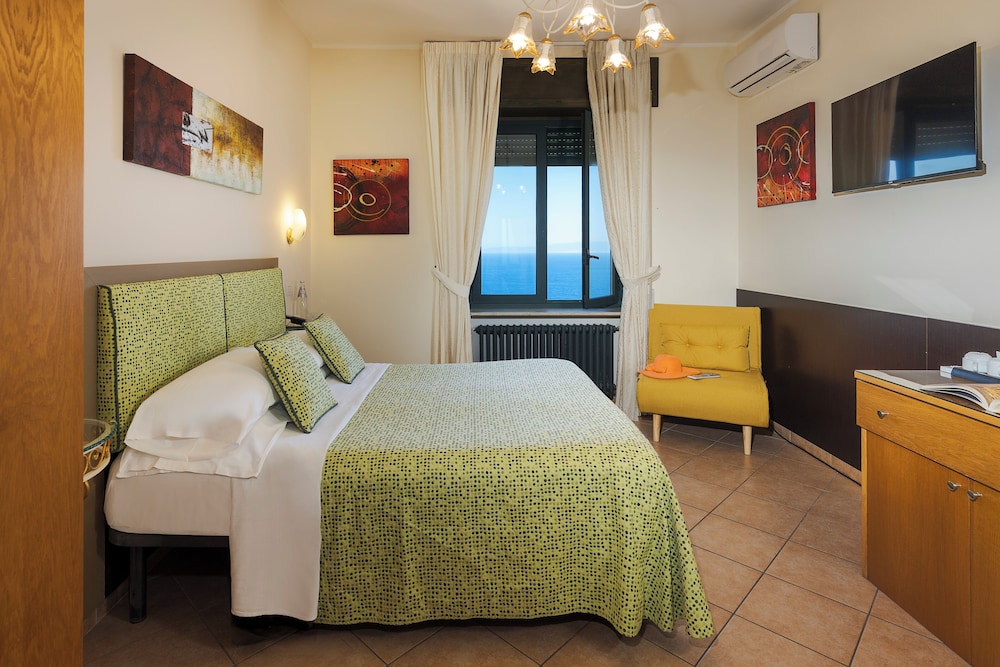 Hotel La Pensione Svizzera — Hotel rooms in Taormina, Sicily