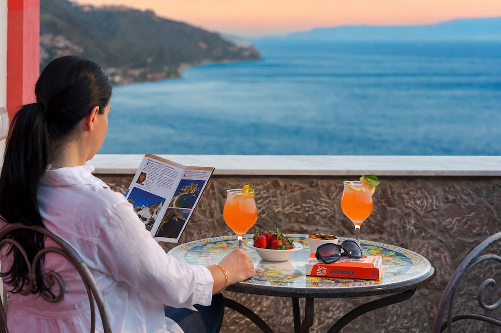 Hotel La Pensione Svizzera — Restaurant & bars in Taormina, Sicily