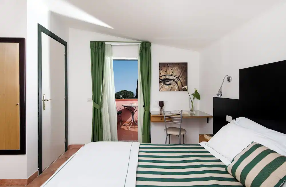 Hotel La Pensione Svizzera — Hotel rooms in Taormina, Sicily