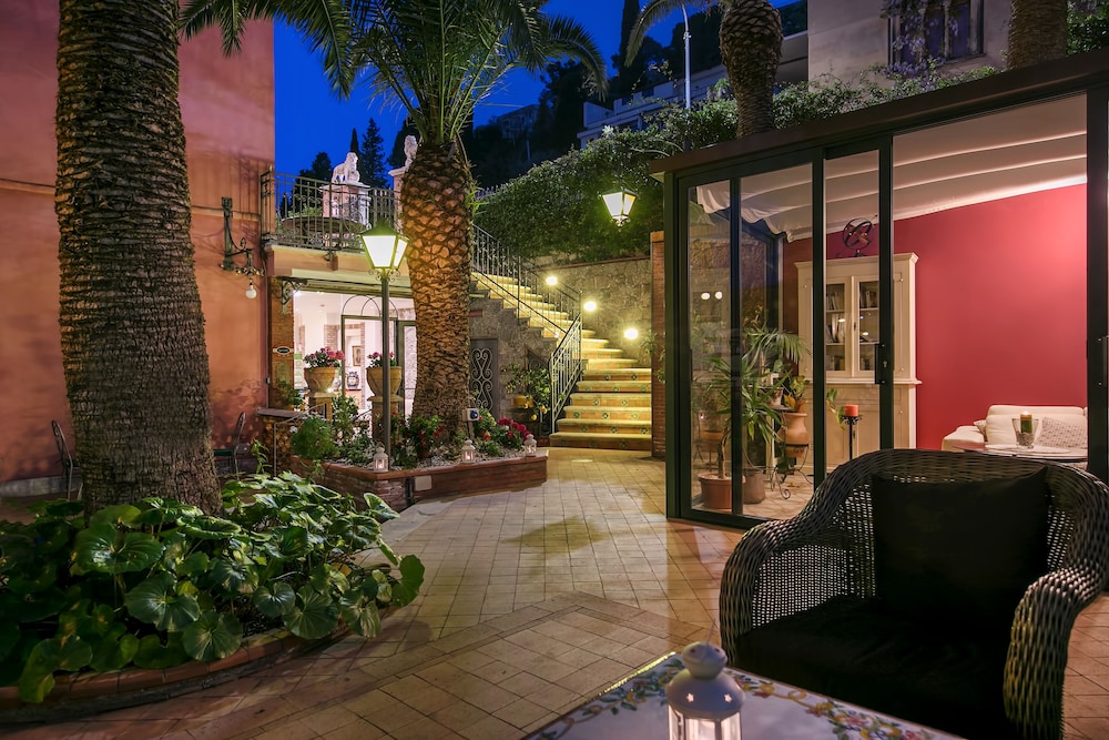 Hotel La Pensione Svizzera — Hotel building in Taormina, Sicily