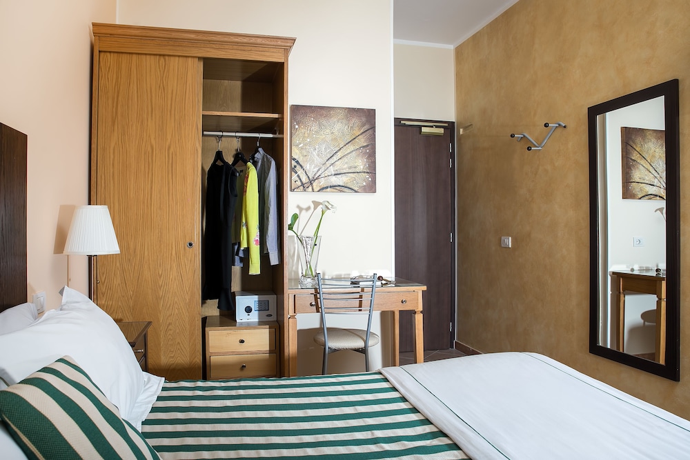 Hotel La Pensione Svizzera — Hotel rooms in Taormina, Sicily