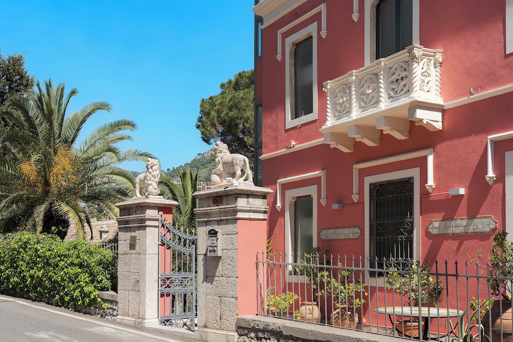 Hotel La Pensione Svizzera — Hotel building in Taormina, Sicily