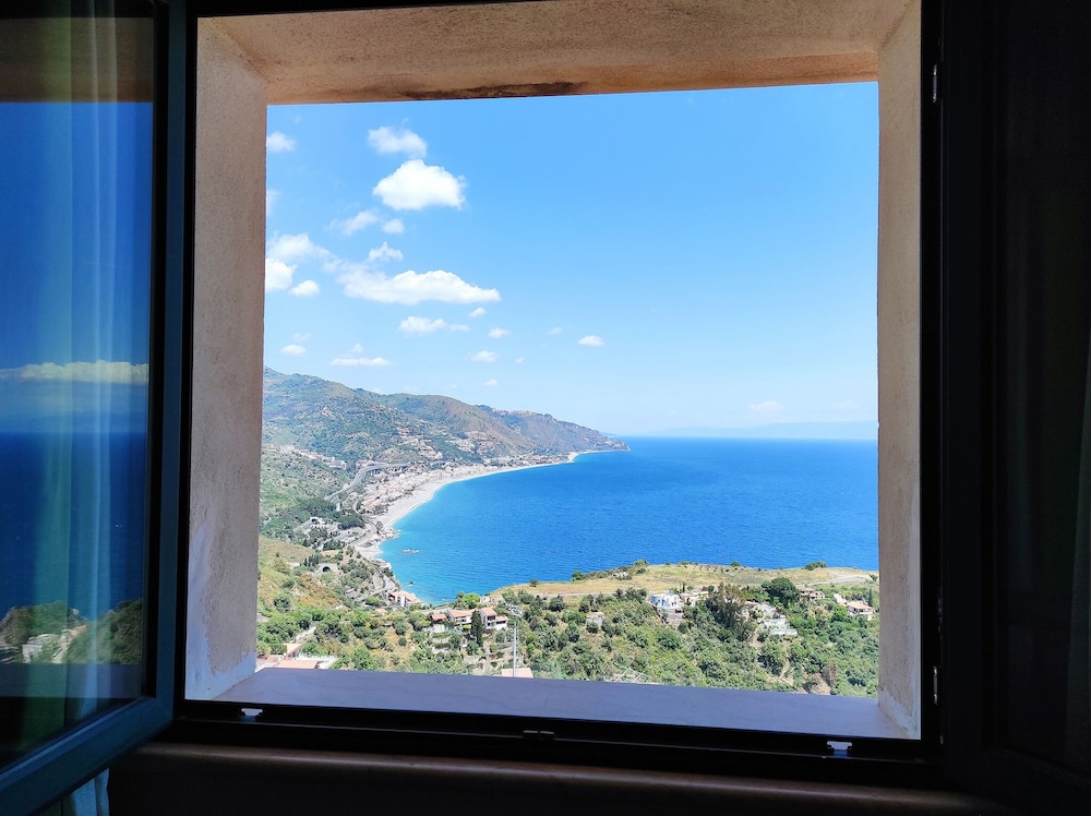 Hotel La Pensione Svizzera — Hotel rooms in Taormina, Sicily