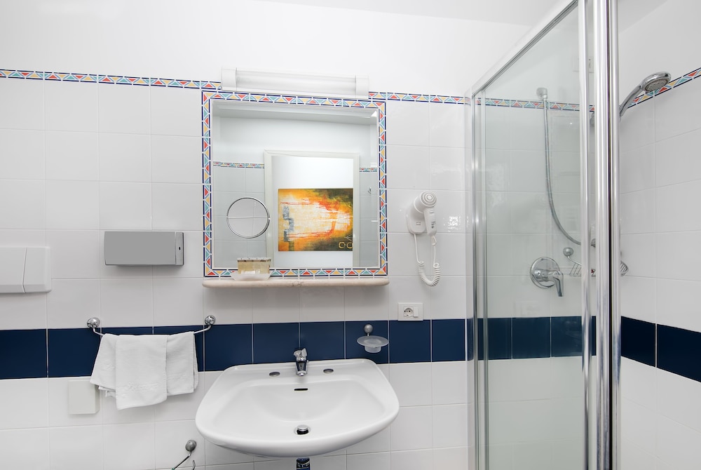 Hotel La Pensione Svizzera — Hotel rooms in Taormina, Sicily