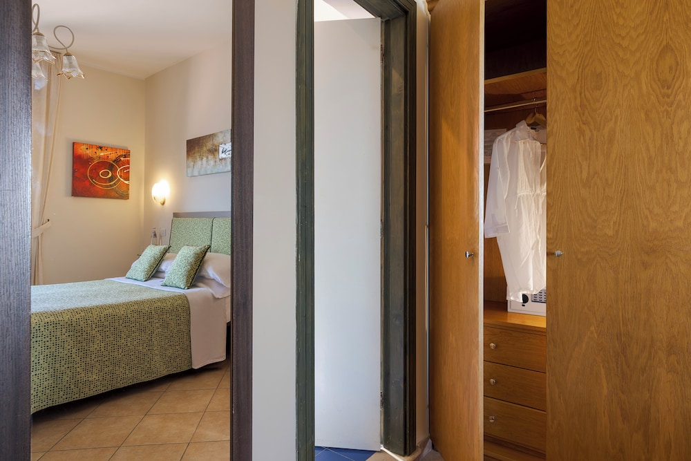 Hotel La Pensione Svizzera — Hotel rooms in Taormina, Sicily