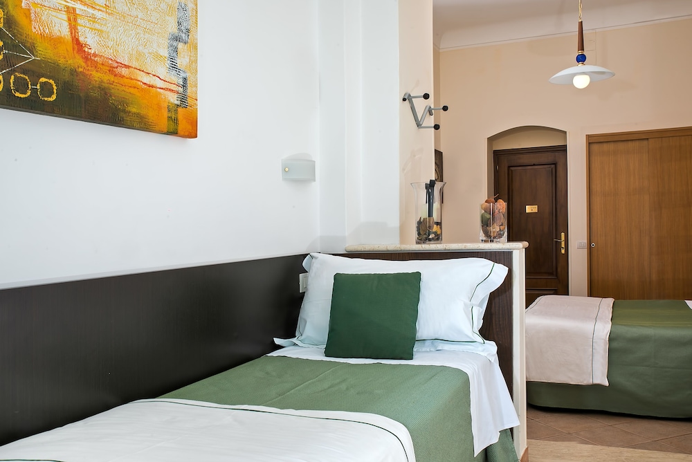 Hotel La Pensione Svizzera — Hotel rooms in Taormina, Sicily