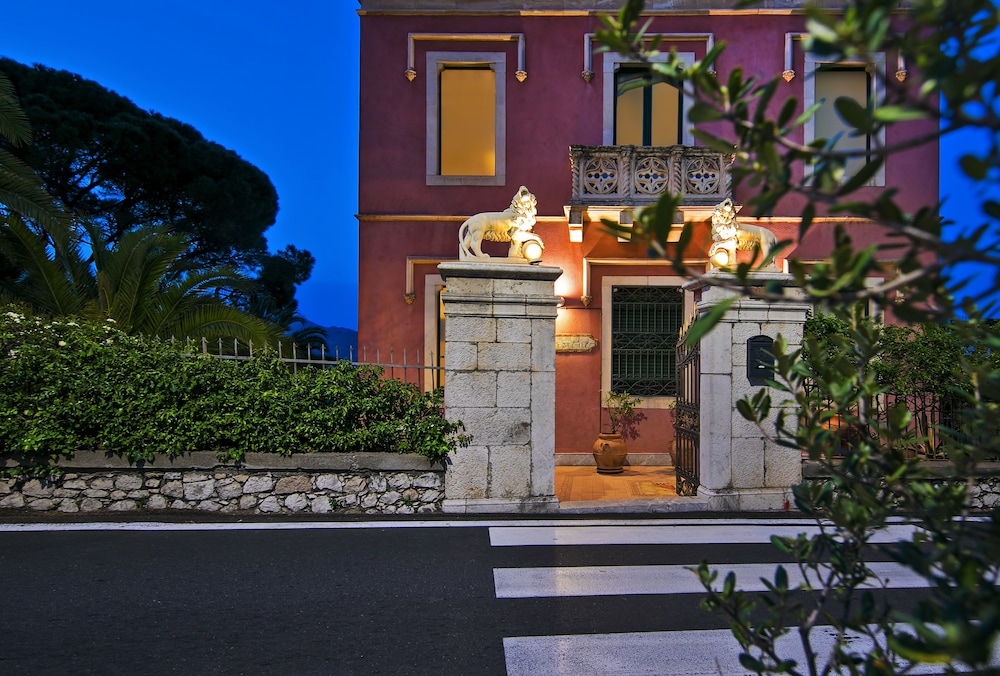 Hotel La Pensione Svizzera — Hotel building in Taormina, Sicily