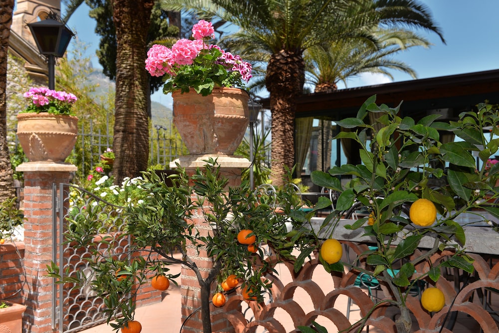 Hotel La Pensione Svizzera — Hotel building in Taormina, Sicily