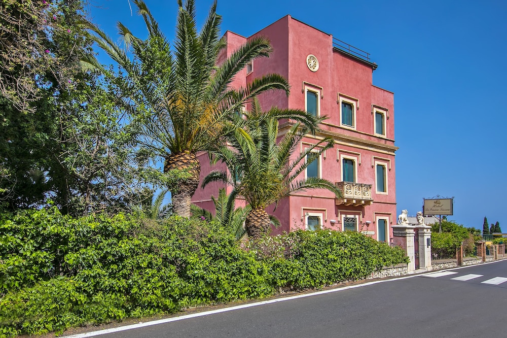 Hotel La Pensione Svizzera — Hotel building in Taormina, Sicily
