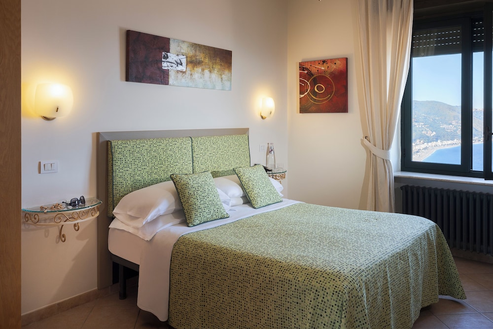 Hotel La Pensione Svizzera — Hotel rooms in Taormina, Sicily