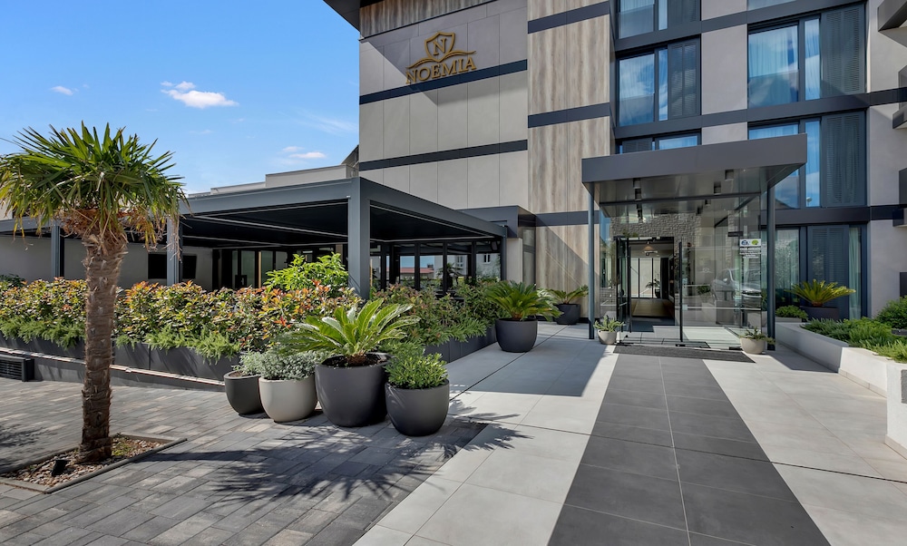 Boutique hotel Noemia — Hotel building in Baška Voda, Split-Dalmatia