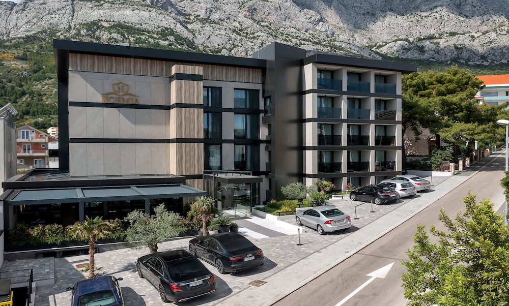 Boutique hotel Noemia — Hotel building in Baška Voda, Split-Dalmatia
