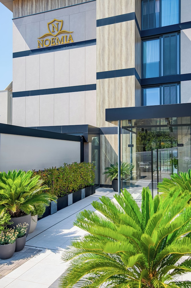 Boutique hotel Noemia — Hotel building in Baška Voda, Split-Dalmatia