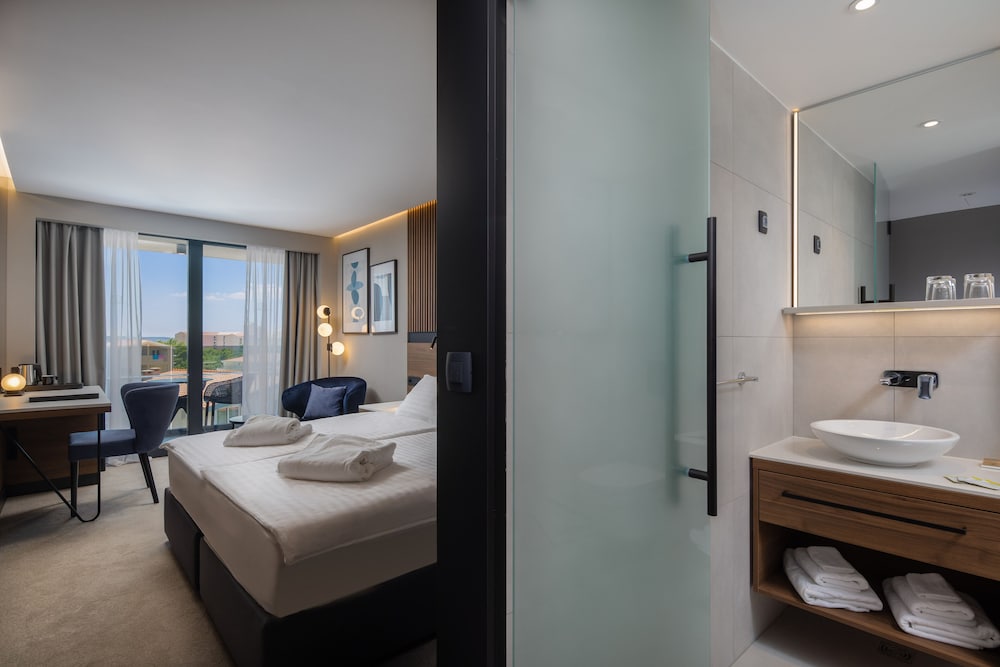 Boutique hotel Noemia — Hotel rooms in Baška Voda, Split-Dalmatia