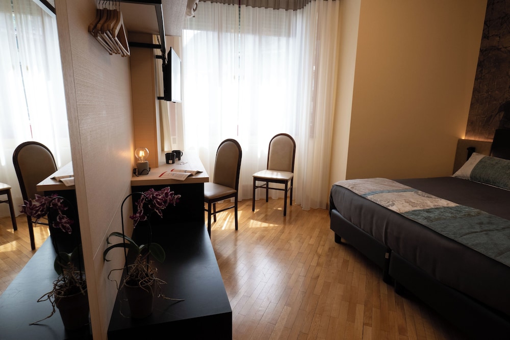 Park Hotel Meublé — Hotel rooms in Como, Lombardy