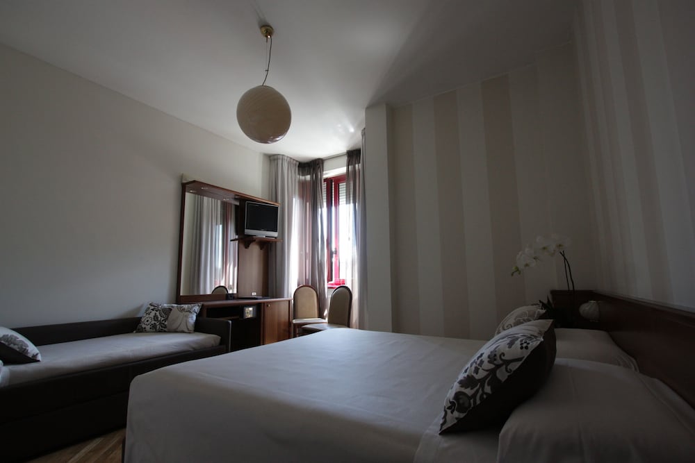 Park Hotel Meublé — Hotel rooms in Como, Lombardy