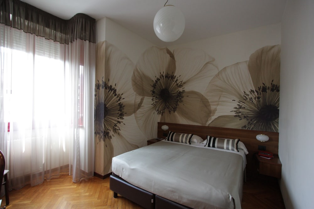 Park Hotel Meublé — Hotel rooms in Como, Lombardy